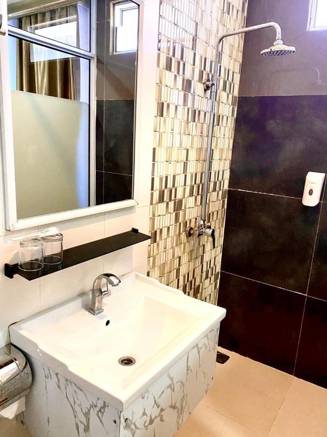 Os Hotel Tanjung Uncang Sagulung Zewnętrze zdjęcie